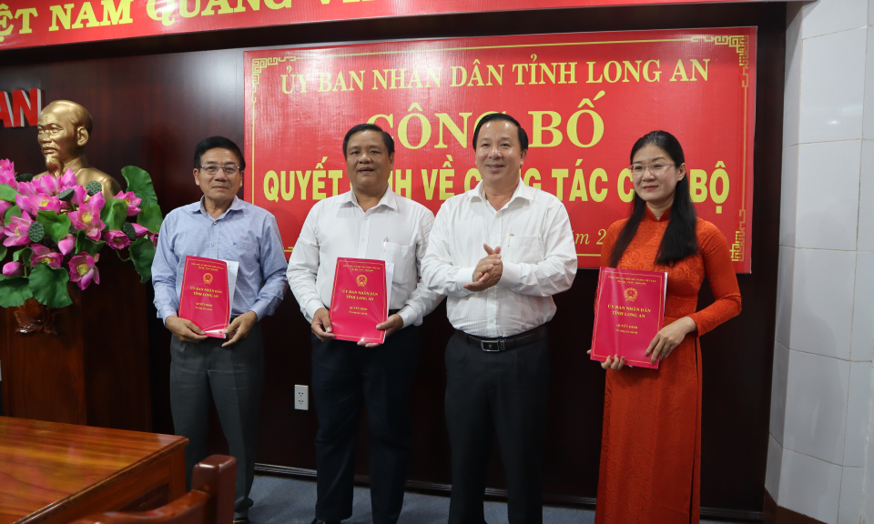 Trao quyết định về công tác cán bộ