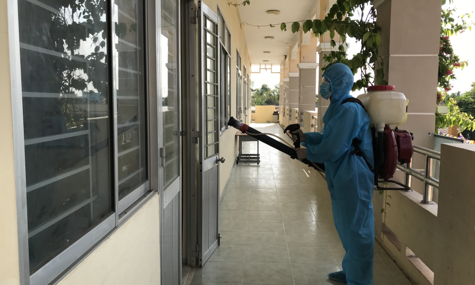 Cần Giuộc: Khử khuẩn trường học chuẩn bị đón học sinh trở lại