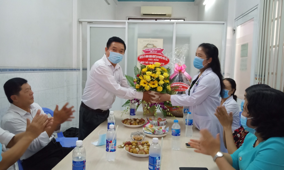 Lãnh đạo huyện Bến Lức chúc mừng các cơ sở y tế nhân ngày thầy thuốc Việt Nam