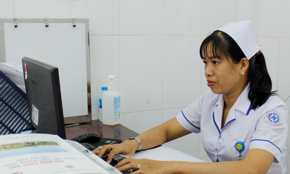 Nữ điều dưỡng hết lòng vì bệnh nhân
