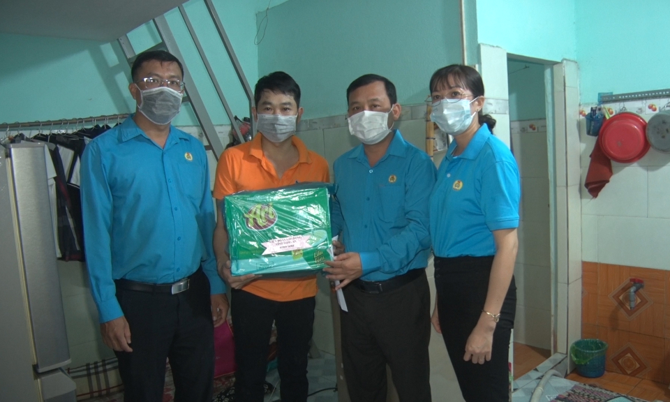 Đức Hòa: Thăm, tặng quà Tết công nhân lao động không về quê ăn Tết