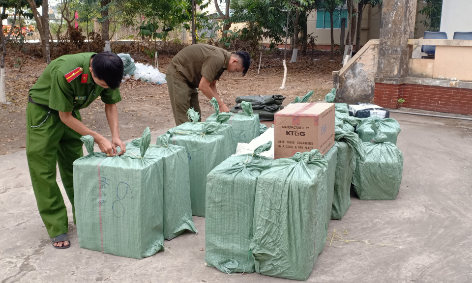 Đức Huệ: Bắt hơn 13 ngàn bao thuốc lá ngoại nhập lậu