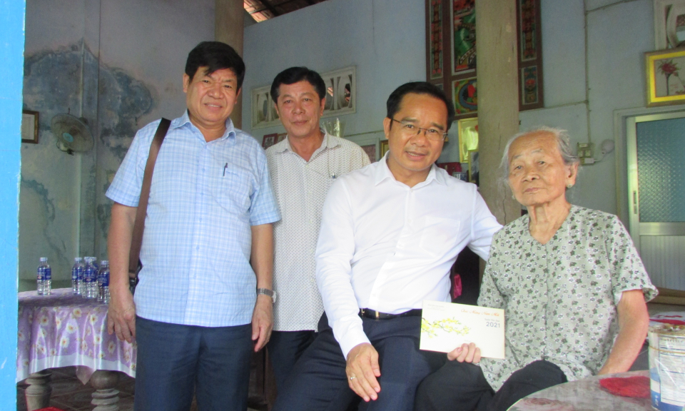 Bí thư Tỉnh ủy thăm Mẹ VNAH tại huyện Bến Lức
