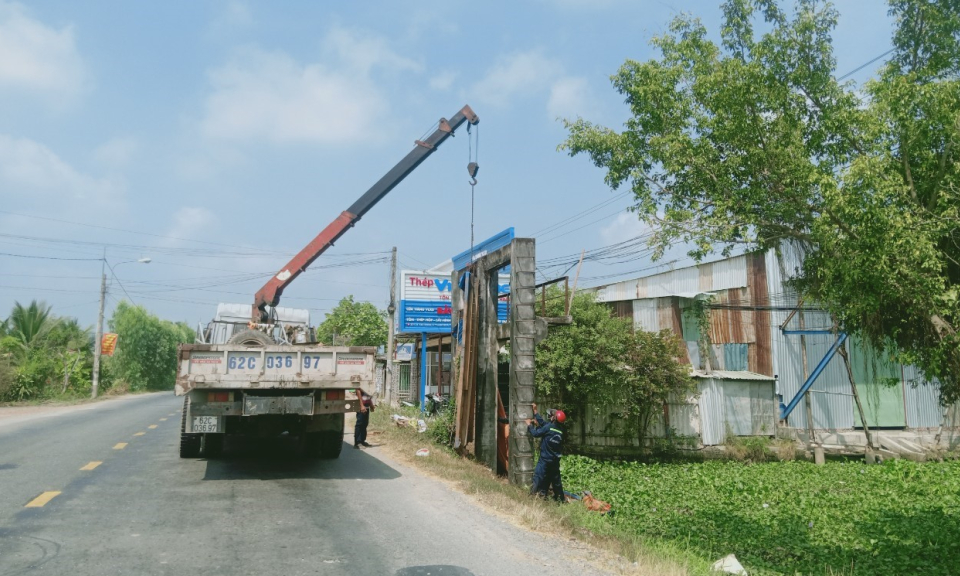 Long An &#8211; gấp rút lắp đặt 18 cửa cống ngăn mặn