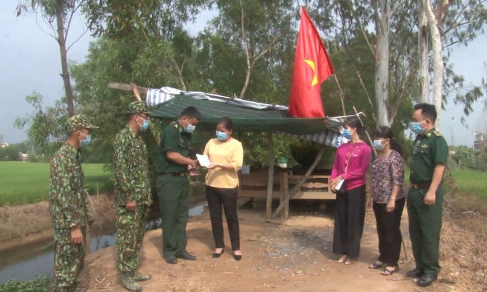 Lãnh đạo Thị xã Kiến Tường thăm CB,CS làm nhiệm vụ phòng, chống dịch Covid- 19