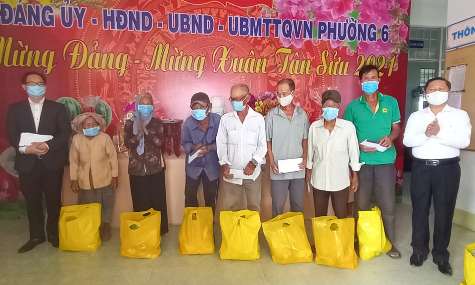 Thứ trưởng Bộ Lao động-Thương binh và Xã hội trao quà Tết cho các gia đình nghèo