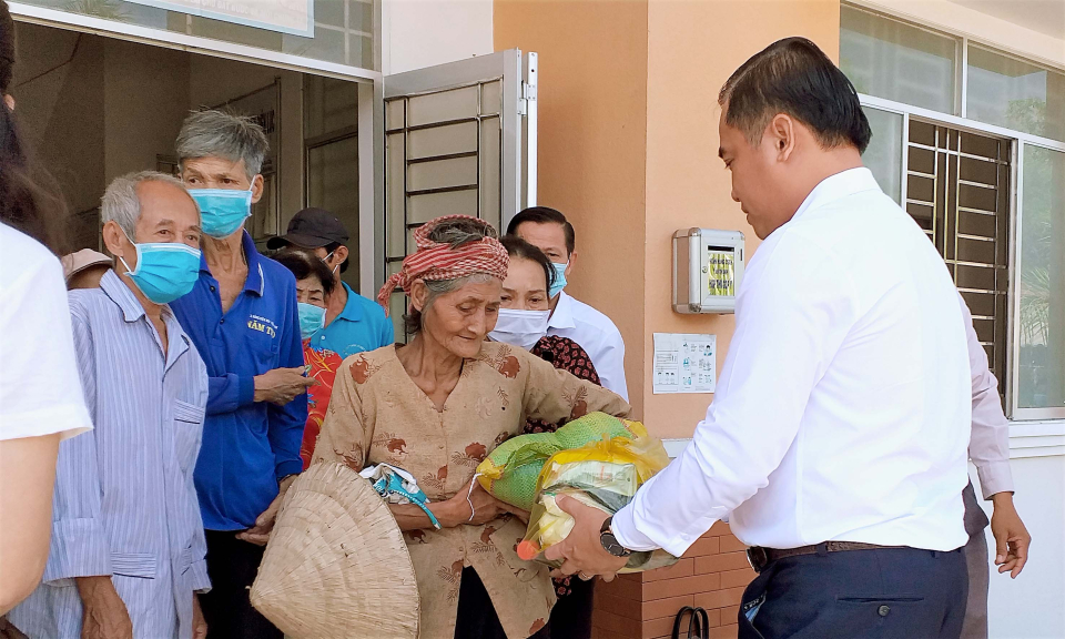 Chủ tịch UBND huyện Tân Thạnh chúc Tết các cơ quan đơn vị và gia đình chính sách, người nghèo