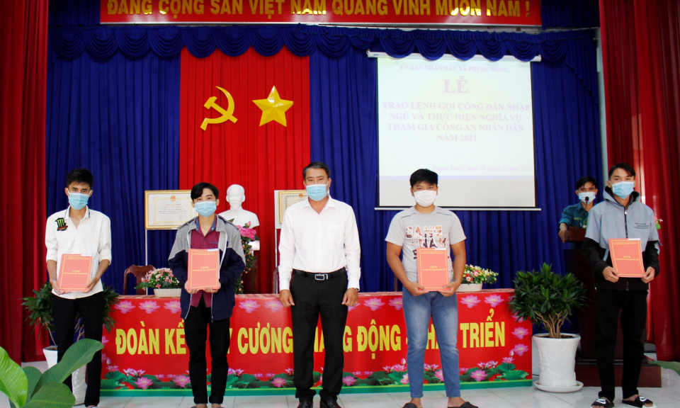 Cần Đước: Trao lệnh gọi công dân nhập ngũ năm 2021