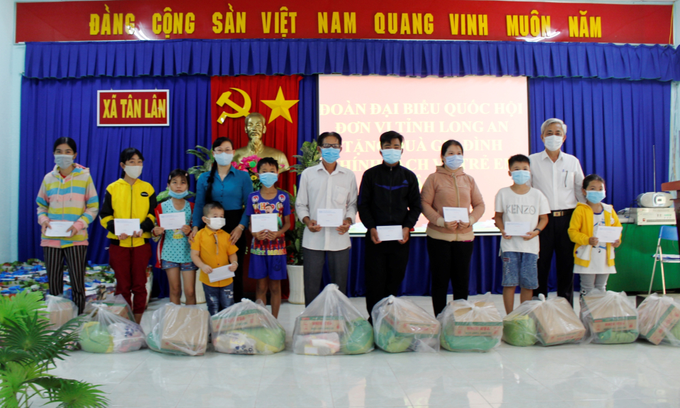 Bà Phan Thị Mỹ Dung &#8211; Đại biểu Quốc hội trao tặng quà Tết tại Cần Đước