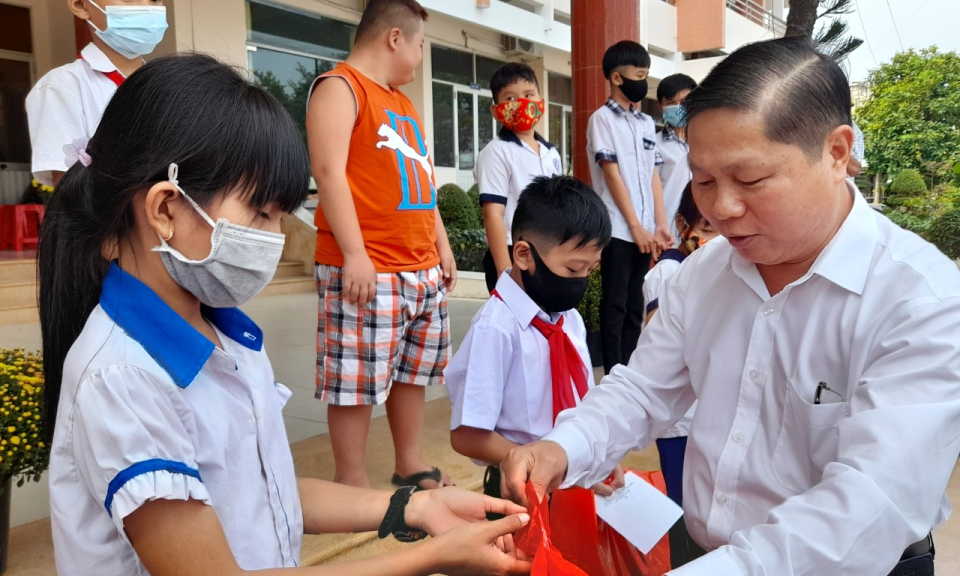 Thứ trưởng Bộ Lao động Thương binh và Xã hội trao quà Tết cho trẻ em nghèo và gia đình chính sách