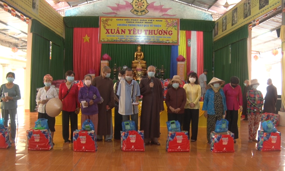 Phu nhân Nguyên Chủ tịch nước-Trương Tấn Sang trao quà Tết cho hộ nghèo