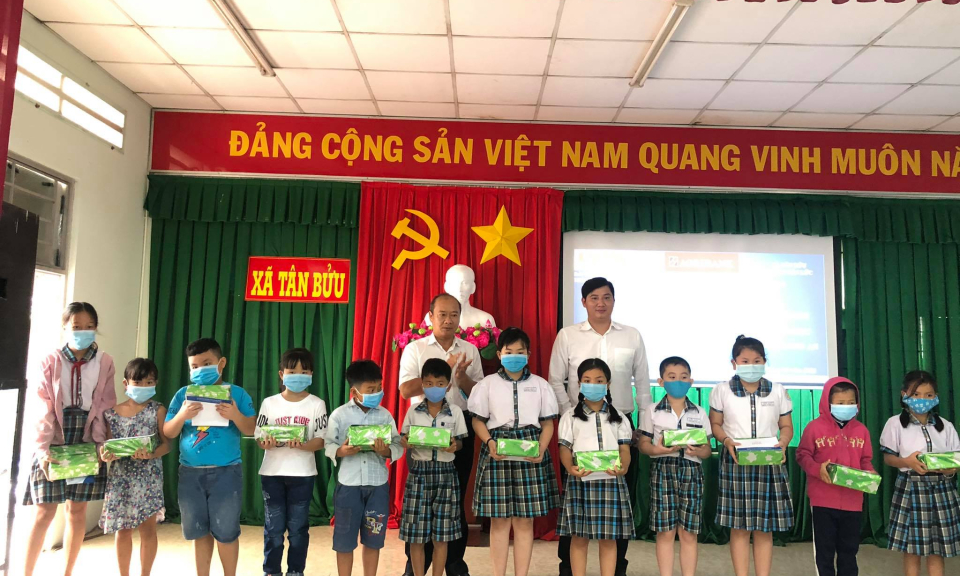 Bến Lức: Trao tặng học bổng, quà Tết cho học sinh và gia đình chính sách