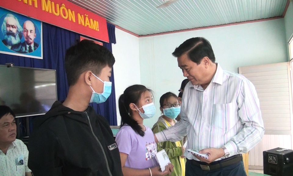 Nguyên Bí thư tỉnh ủy trao quà Tết cho trẻ em và gia đình chính sách huyện Đức Hòa
