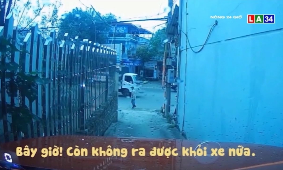 Camera nóng | Pha đi vào hẻm nhỏ cực đỉnh của ô tô