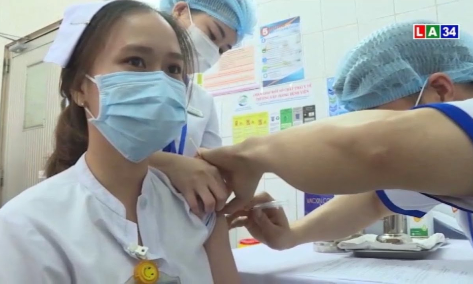 Những y bác sĩ đầu tiên tại TP.HCM được tiêm vaccine phòng Covid-19