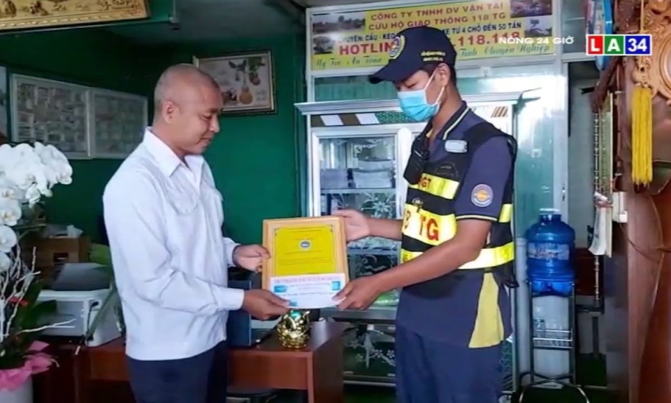 Khen thưởng nhân viên cứu hộ chạy bộ 2km “giải cứu” xe cứu thương