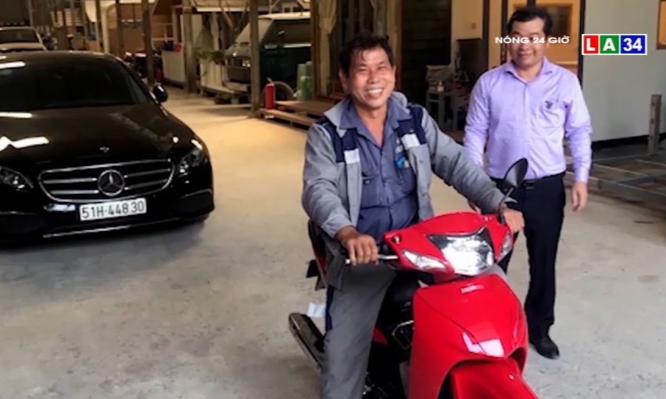 Nghĩa cử cao đẹp của chủ xe Mercedes với người đi xe máy cũ sau va chạm giao thông