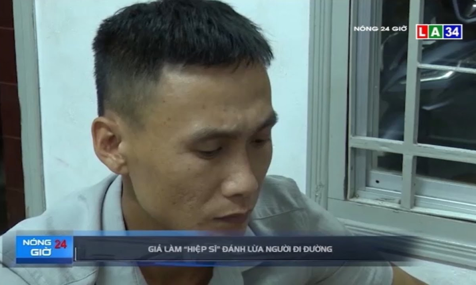 Giả làm &#8220;hiệp sĩ&#8221; đánh lừa người đi đường