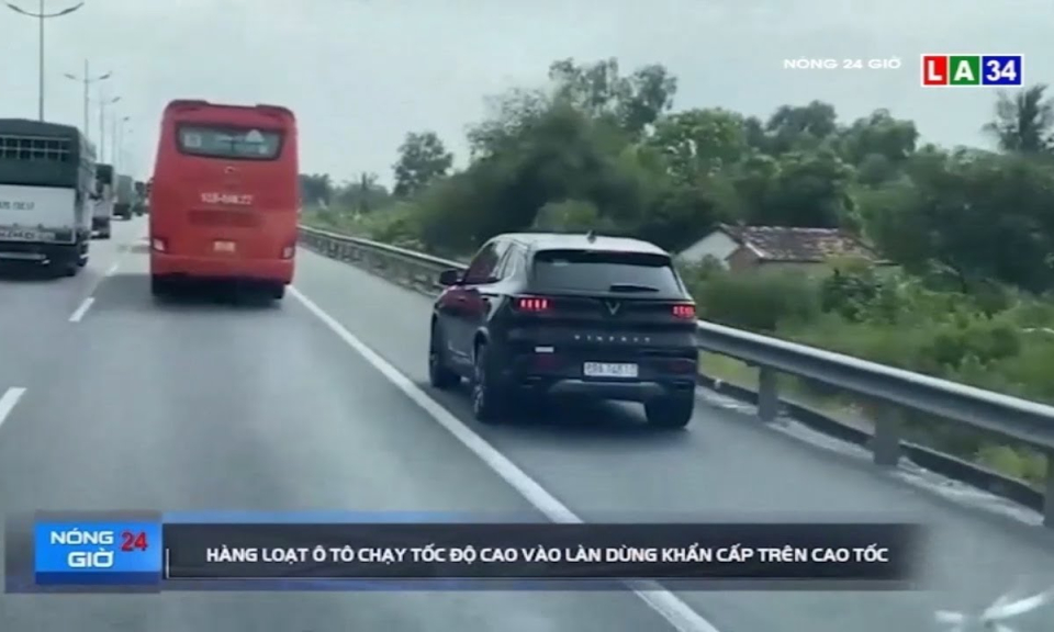 Hàng loạt ô tô chạy tốc độ cao vào làn dừng khẩn cấp trên cao tốc