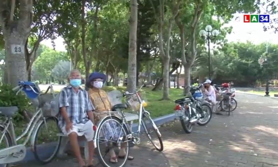 TP.Tân An: Nắng nóng gay gắt, người dân dùng mọi cách để tránh nắng