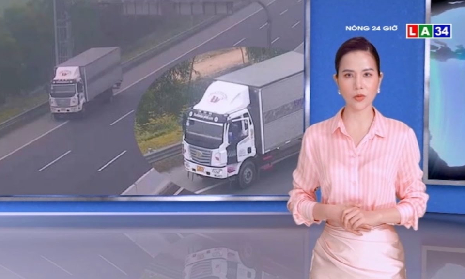 Xe tải &#8220;vô tư&#8221; đi lùi trên cao tốc