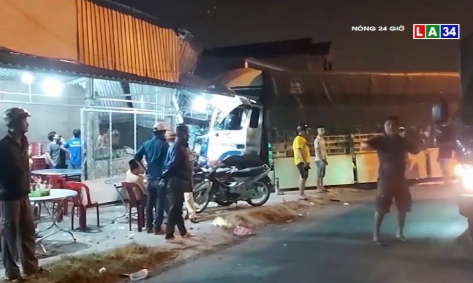 Xe tải lao vào nhà dân vì rơi vào &#8220;bẫy&#8221; công trình thi công không đặt cảnh báo