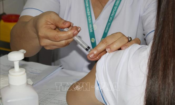 Những mũi tiêm vaccine đầu tiên và trọng trách những &#8216;chiến binh&#8217; điều trị COVID-19