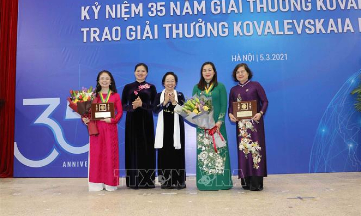 Những nhà khoa học nữ hết mình vì cộng đồng