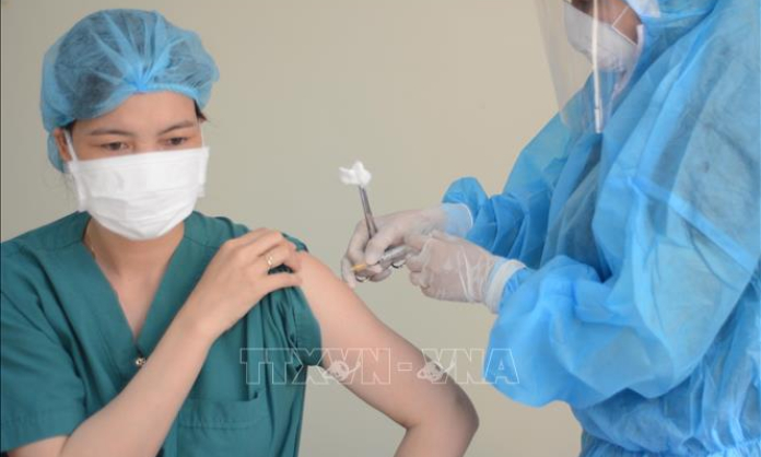 Đà Nẵng triển khai tiêm vaccine phòng COVID-19 cho nhân viên y tế