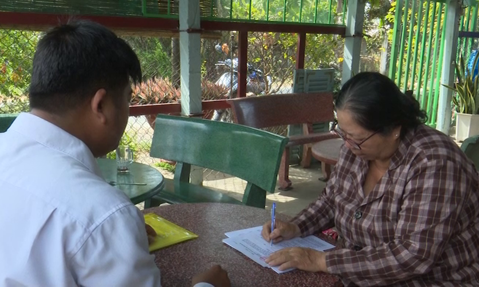 Tân Trụ: Lấy ý kiến sự hài lòng của người dân về xây dựng huyện nông thôn mới