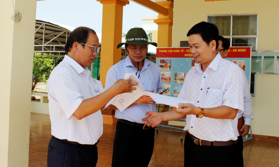 Cần Đước: Kiểm tra tiến độ xây dựng Nông thôn mới tại xã Long Hựu Tây
