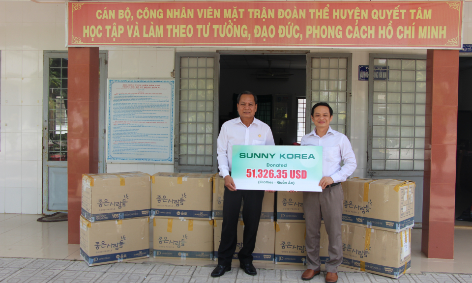 Trao tặng quần áo cho trẻ em nghèo Thủ Thừa