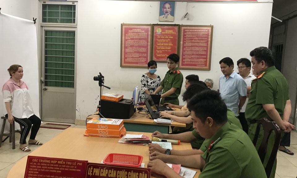 Lãnh đạo huyện Cần Giuộc động viên lực lượng làm Thẻ căn cước công dân