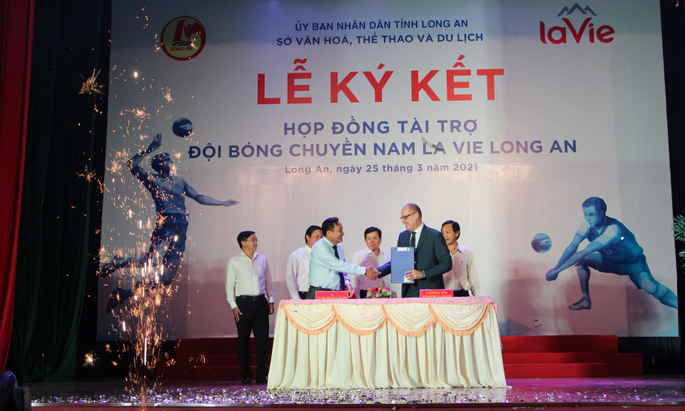 La Vie trở thành nhà tài trợ chính thức Đội bóng chuyền nam Long An.