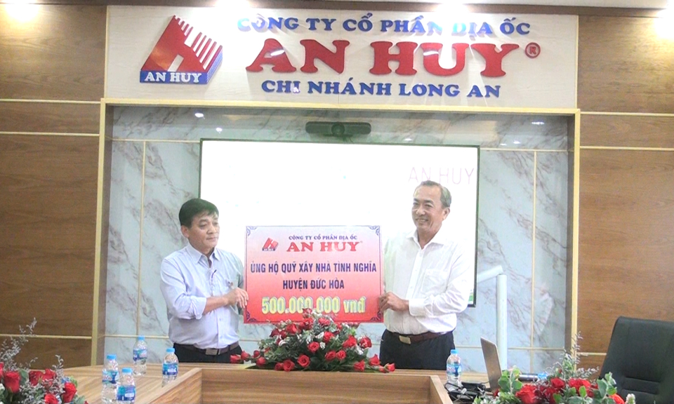 Đức Hòa: Trao tặng Quỹ xây dựng tình nghĩa