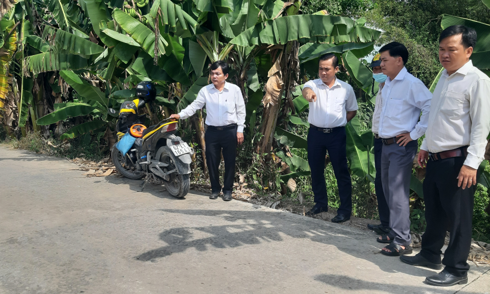 Tân Thạnh: Kiểm tra các công trình bức xúc của người dân