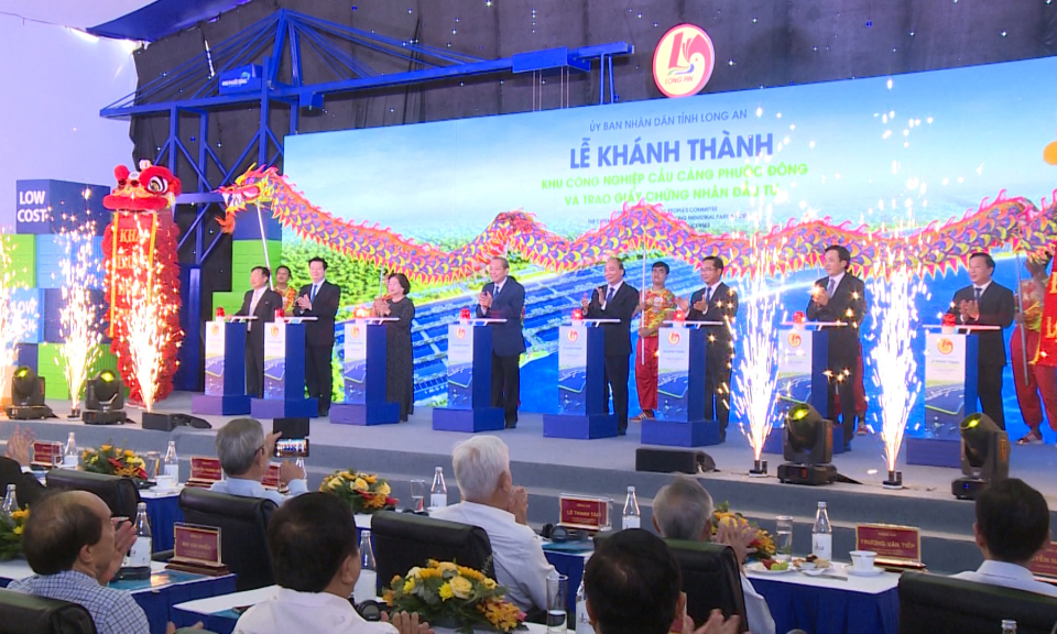 Thủ tướng Chính phủ Nguyễn Xuân Phúc thăm Cảng quốc tế Long An và dự lễ khánh thành Khu công nghiệp Cầu cảng Phước Đông