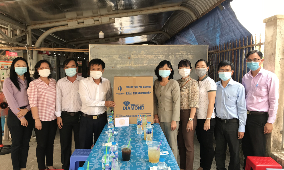 Cần Giuộc: Tặng quà qua khu cách ly tập trung phòng chống dịch Covid-19