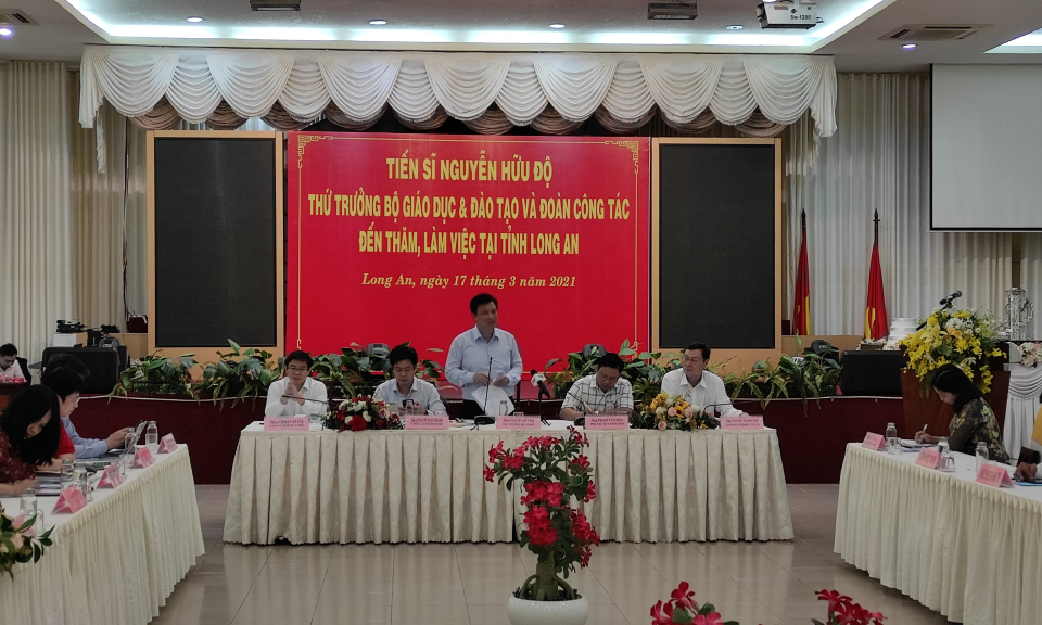 Thứ trưởng Bộ GD và ĐT làm việc tại Long An