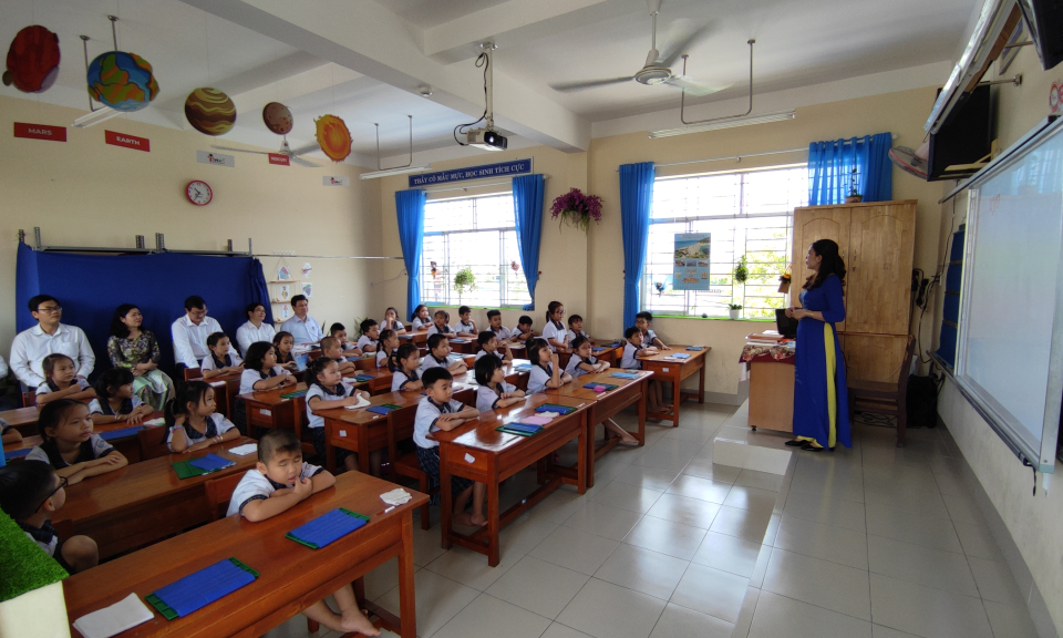 Bộ GD và ĐT kiểm tra công tác triển khai chương trình GDPT mới tại Thành phố Tân An