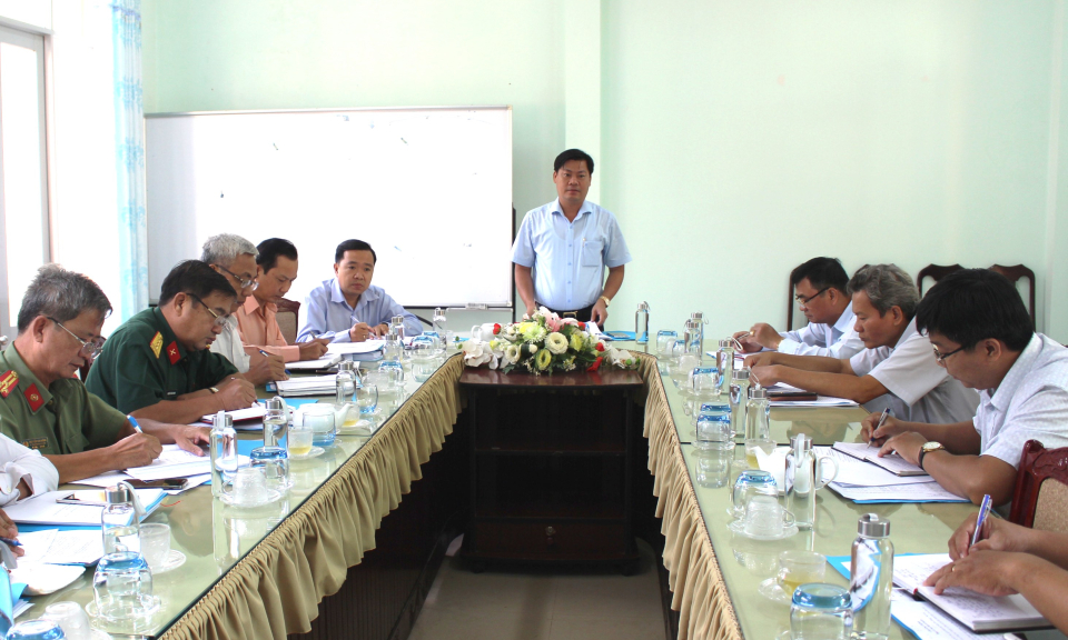 Chủ tịch Ủy ban nhân dân huyện Cần Đước kiểm tra công tác bầu cử