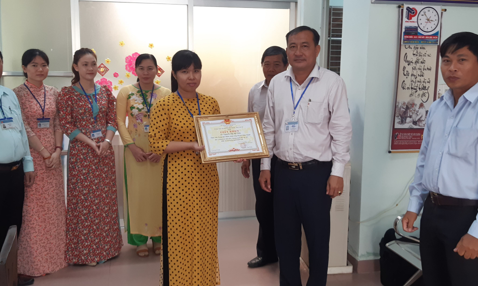 Chủ tịch UBND Huyện Châu Thành trao giấy khen người tốt việc tốt.