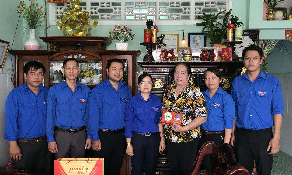 Huyện đoàn Cần Giuộc thăm cán bộ qua các thời kỳ