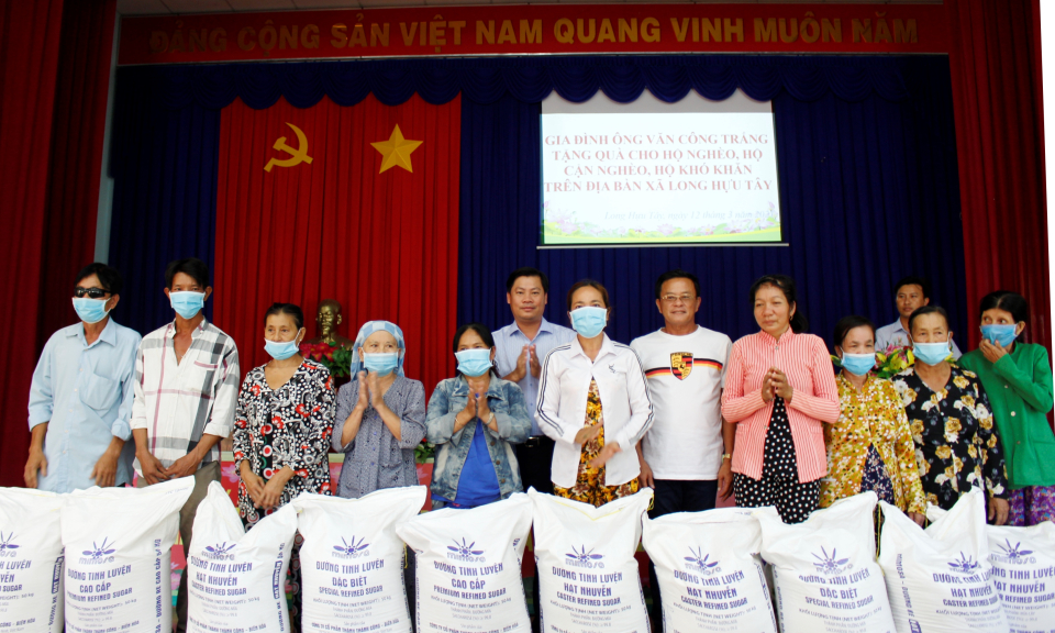 Cần Đước: Trao tặng gạo cho người nghèo