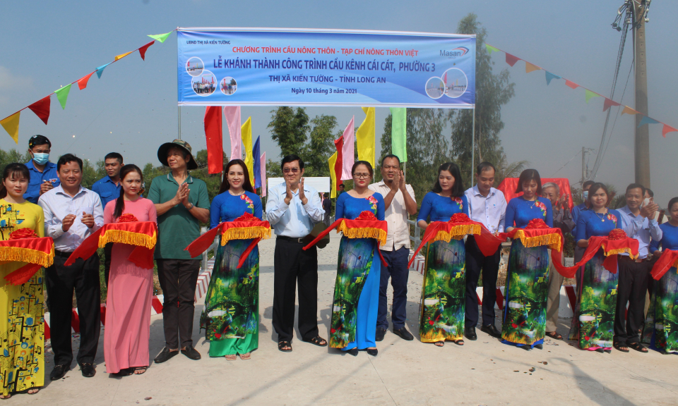 Nguyên Chủ tịch nước Trương Tấn Sang dự lễ khánh thành cầu GTNT tại thị xã Kiến Tường