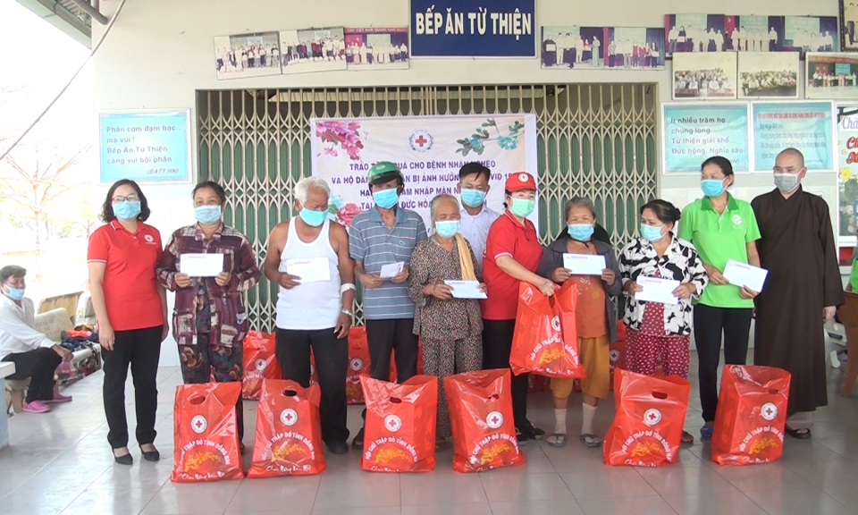 Đức Hòa: Trao 200 phần quà cho người dân gặp khó khăn