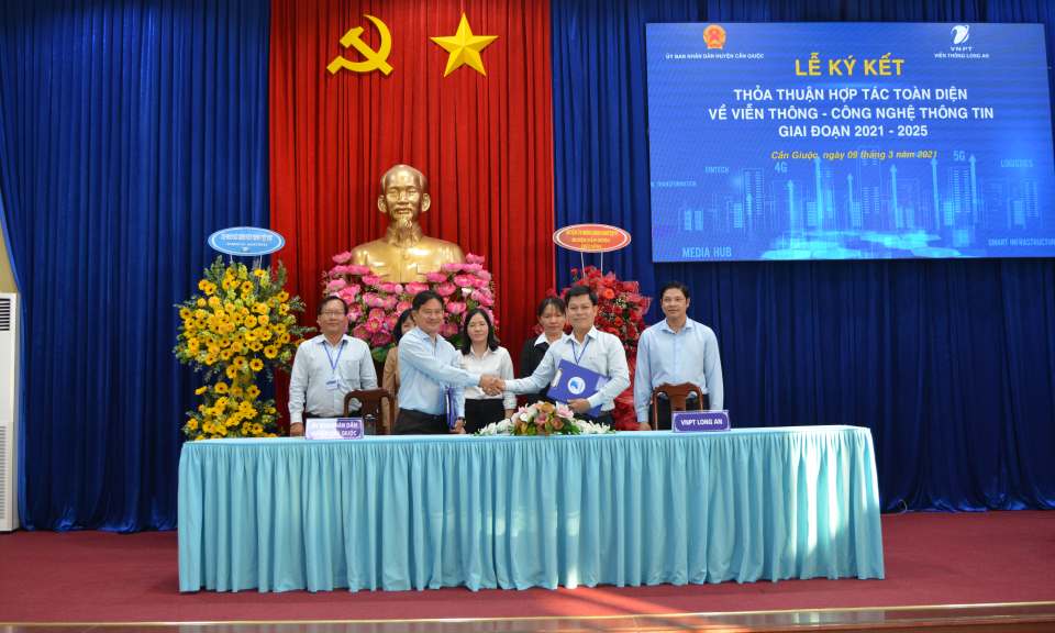 Cần Giuộc: Ký kết thỏa thuận hợp tác toàn diện về viễn thông và công nghệ thông tin, giai đoạn 2021 &#8211; 2025