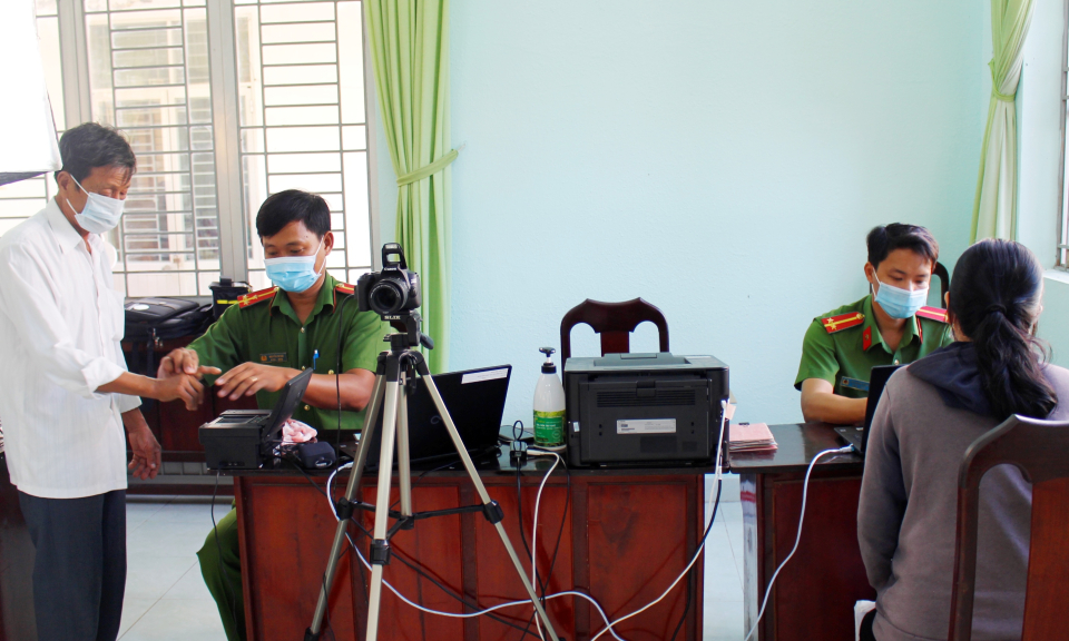 Công an Cần Đước khẩn trương cấp Thẻ căn cước công dân