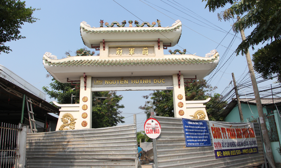 Nâng cổng Lăng đền thờ Nguyễn Huỳnh Đức