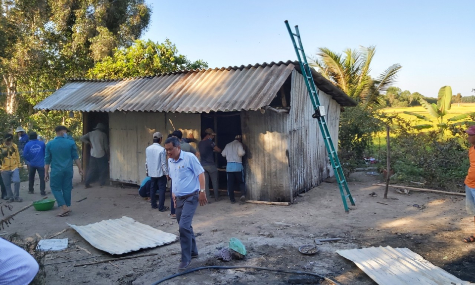 Lãnh đạo huyện Thủ Thừa thăm và trao tiền hỗ trợ gia đình bị cháy nhà